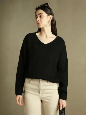 DL Woman Black Solid V- Neck Sweater